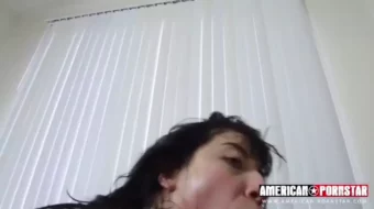 Vídeo de sexo casero con una linda chica blanca haciendo una doble penetración salvaje con enormes negros