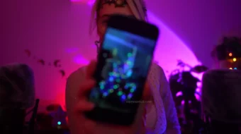 Vídeo de Soph Stardust ASMR detallando cómo disfrutar de un dulce de bastón y realizar suavemente movimientos sobre el sujetador