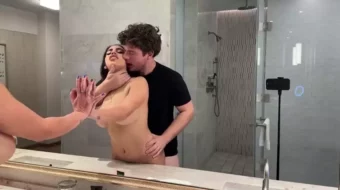 Comer a la hermana de mi esposa que tiene pechos grandes frente al espejo del baño