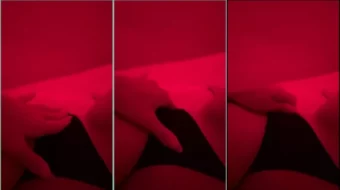 Corinna Kopf se muestra en un video filtrado en la habitación de la luz roja