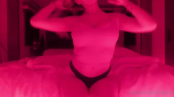 Video filtrado de Corinna Kopf desnuda haciendo un striptease en OnlyFans