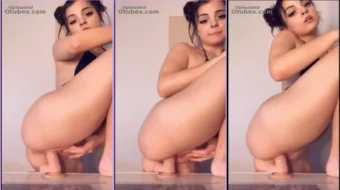 Adolescente con deliciosa zona íntima se estimula con un juguete sexual