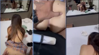 Adolescente estudiante teniendo relaciones en posición de cuatro con su pareja