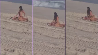 Aficionado a una morena divirtiéndose con una corona junto a la playa