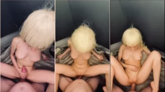Ayumi Kichi divirtiéndose con su compañero, disfrutando de la situación con las piernas abiertas bien