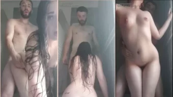 El hermanostra seduce a su hermanastra menor en el baño