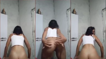 Flaco moviendo sabroso sin ropa interior