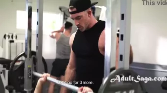 Gays Bold se pone fuertemente con el entrenador personal en el gimnasio