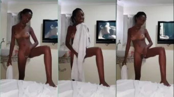 Niña flaca sin ropa acariciando después de un sexo encantador