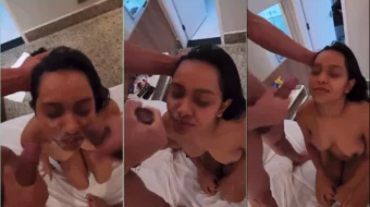 Niña que lleva un baño de placer en la cara después de la escala