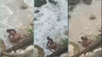 Pareja negra jodidamente casual jodidamente casual en la playa