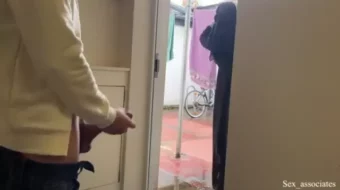 Vecino muy travieso arrojándose a la polla en una película de sexo casera