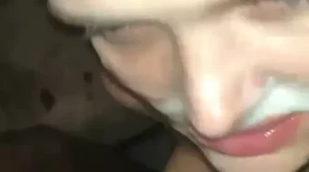 De esa manera, la chica a la que le gusta una puta se divierte con tres chicos y aún se roda ese baño de placer
