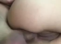 El coño de mi amiga está delicioso, pero prefiere tener relaciones por vía anal