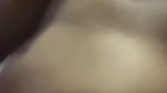 Mamá haciendo una deliciosa mamada en la polla caliente del primo