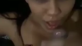 Moreninha, que viene de una familia simple, da un amasado y termina chupando al miembro del chico