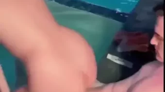 Natasha, una naturista, disfrutando desnuda en la piscina