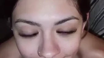 Niña casera que recibe explosiones de if*en la cara