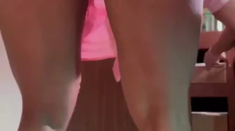 Pearl travieso divirtiéndose con su delicioso cuerpo