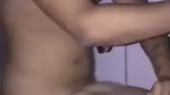 Shorty todo tatuado, moviéndose con el gran culo