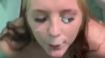Tatuado toma chorros de placer en la cara con la lengua afuera