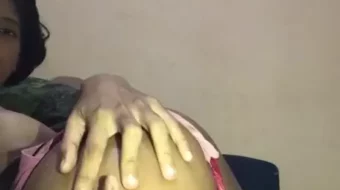 Travieso mulatinha jugando con los dedos y deleitándose con la comodidad en el pozo -sough -in culo