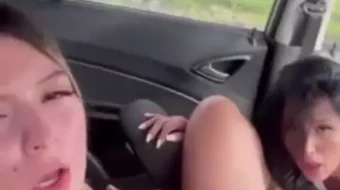 Video lesbiano caliente con Kathrin Hoffman y su amigo "divirtiéndose" en el auto