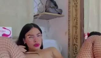 Yucelis Ferrer disfrutando de un momento íntimo sin ropa y complaciéndose