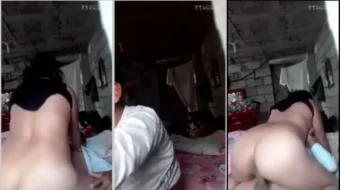A la hora 1:54, la infiel mujer mira hacia afuera para comprobar si divisa a su esposo