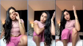 Katerine Translavina en la cama, todo caliente, mostrando y balanceándose