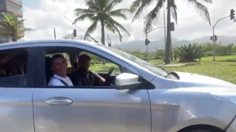 El conductor de Uber tuvo mucha suerte al tener a 2 mujeres desnudas dispuestas para él
