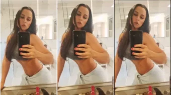 Jessica Minasian dando un vistazo al baño, mostrando su vientre