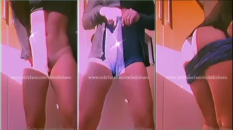 Lais que se muestra en el video mientras se quita la ropa en la cámara web