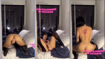 Mayra Alejandra se encuentra disfrutando intensamente mientras utiliza un juguete sexual