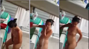 Mirando a mi vecina de la República Dominicana lavando su trasero y casi me descubre