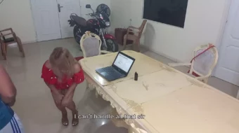 Una mujer casada en búsqueda de empleo acaba teniendo relaciones sexuales por vía anal