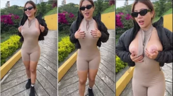 Xxx, la delicia de una mujer con los senos increíbles que se muestran